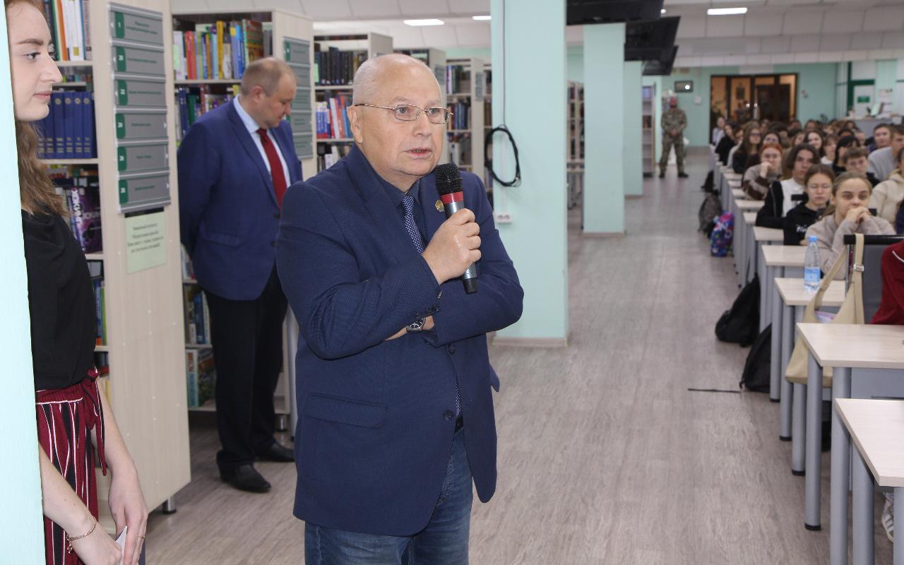 ФОТО к новости: «Везение без подготовки не приходит»: Герой России дал напутствие студентам НГПУ