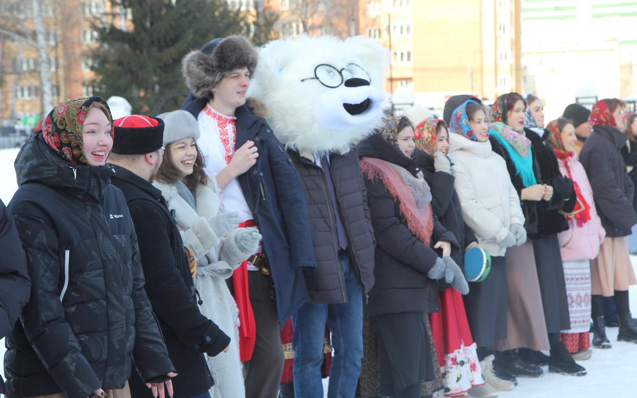 ФОТО к новости: Праздничный поезд и хороводы: в НГПУ встретили Масленицу