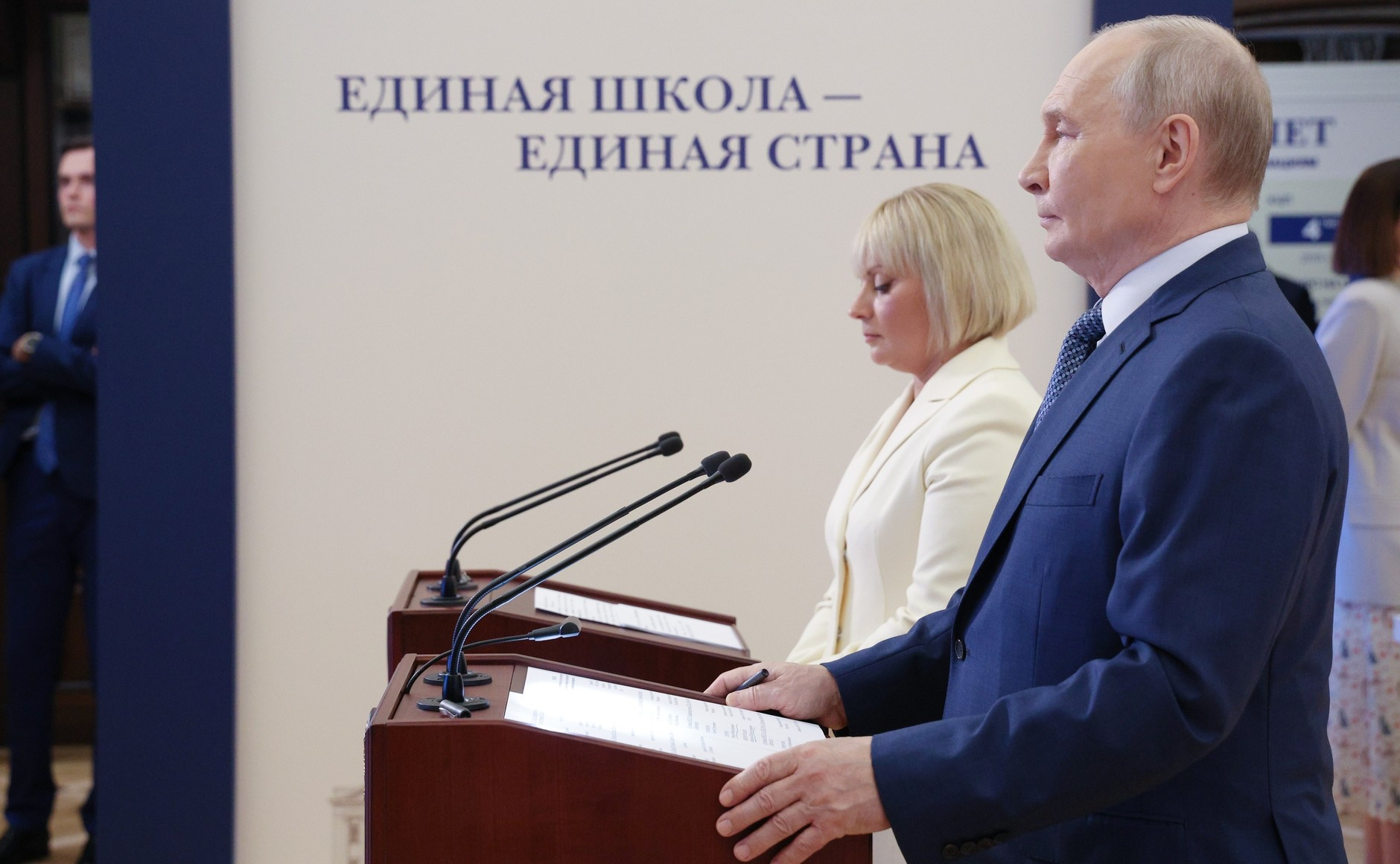 ФОТО к новости: Владимир Путин посетил выставку «Единая школа – Единая страна» и принял участие в открытии новых школ в пяти регионах России