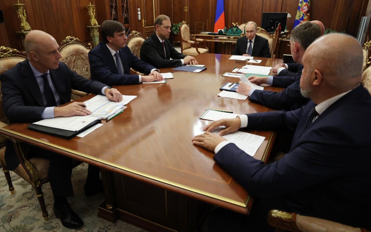 ФОТО к новости: Сергей Кравцов на совещании с членами Правительства РФ доложил Владимиру Путину о готовности школ к началу учебного года
