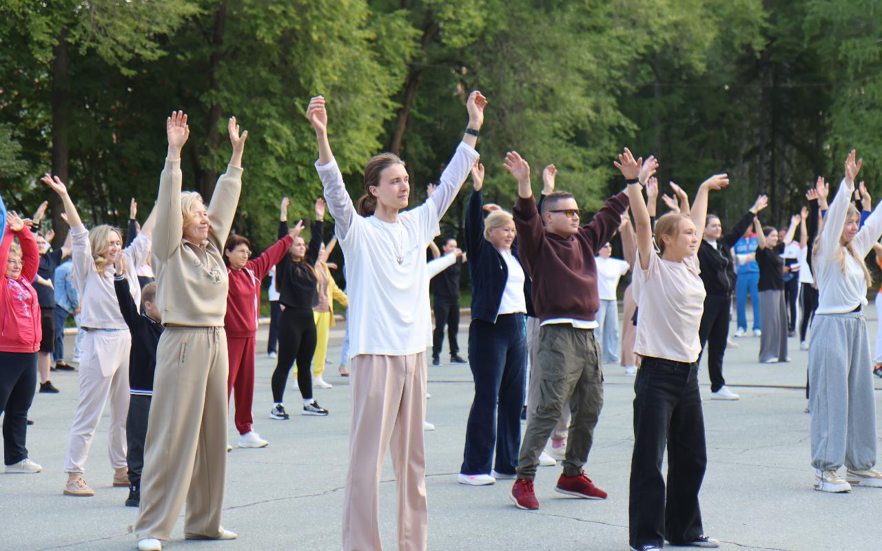 ФОТО к новости: Заряд бодрости и настроения: титулованные спортсмены провели зарядку для коллектива НГПУ 