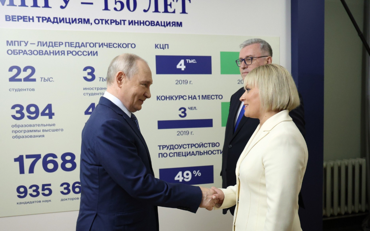 Владимир Путин посетил выставку «Единая школа – Единая страна» и принял участие в открытии новых школ в пяти регионах России