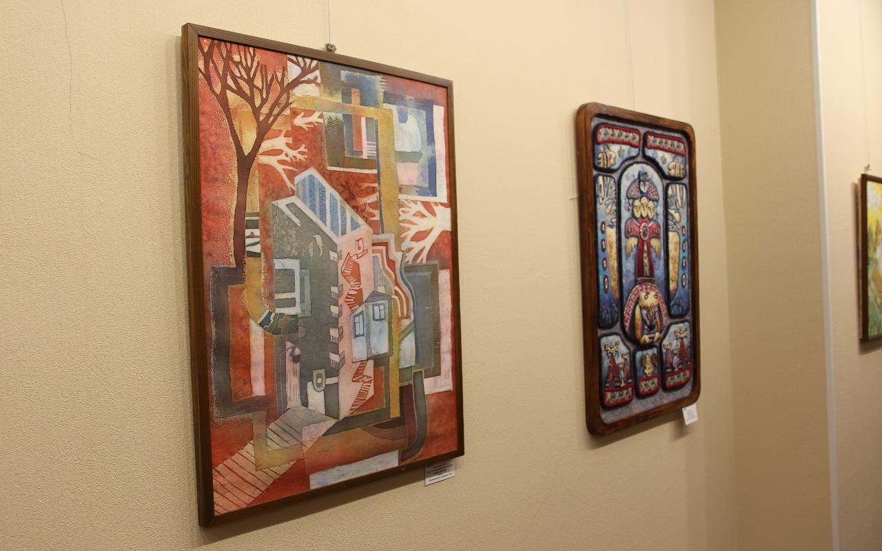 ФОТО к новости: Лучи творческого солнца: в Новосибирске открылась выставка к 30-летию кафедры  ДПИ НГПУ 