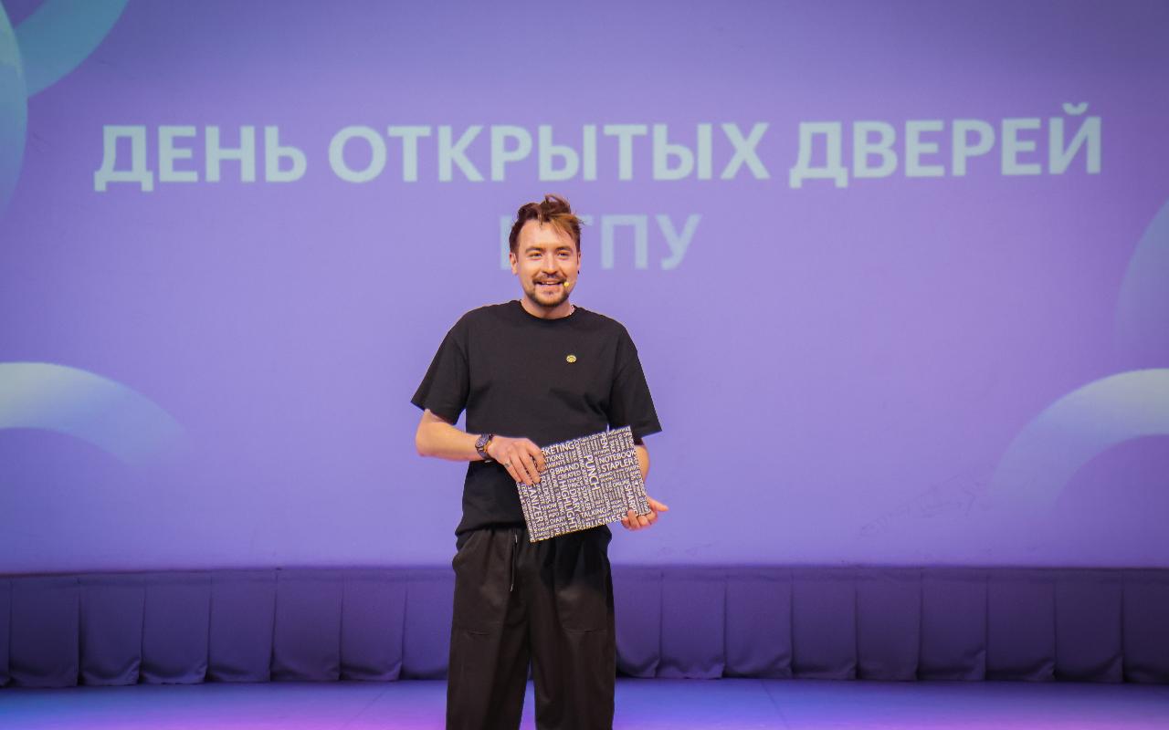 ФОТО к новости: 5 причин поступить в любимый педагогический: и.о. ректора Сергей Нелюбов на Дне открытых дверей рассказал о преимуществах НГПУ