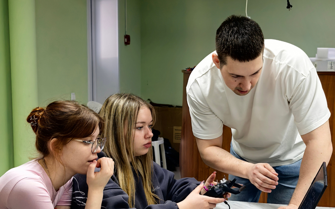 ФОТО к новости: День НГПУ на смене «Педагогические горизонты»: школьники погрузились в профессию педагога