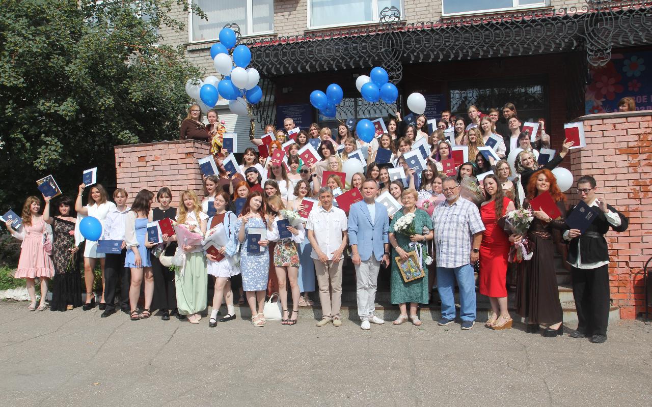 ФОТО к новости: 35 дипломов с отличием: выпускники Института искусств получили документы о высшем образовании