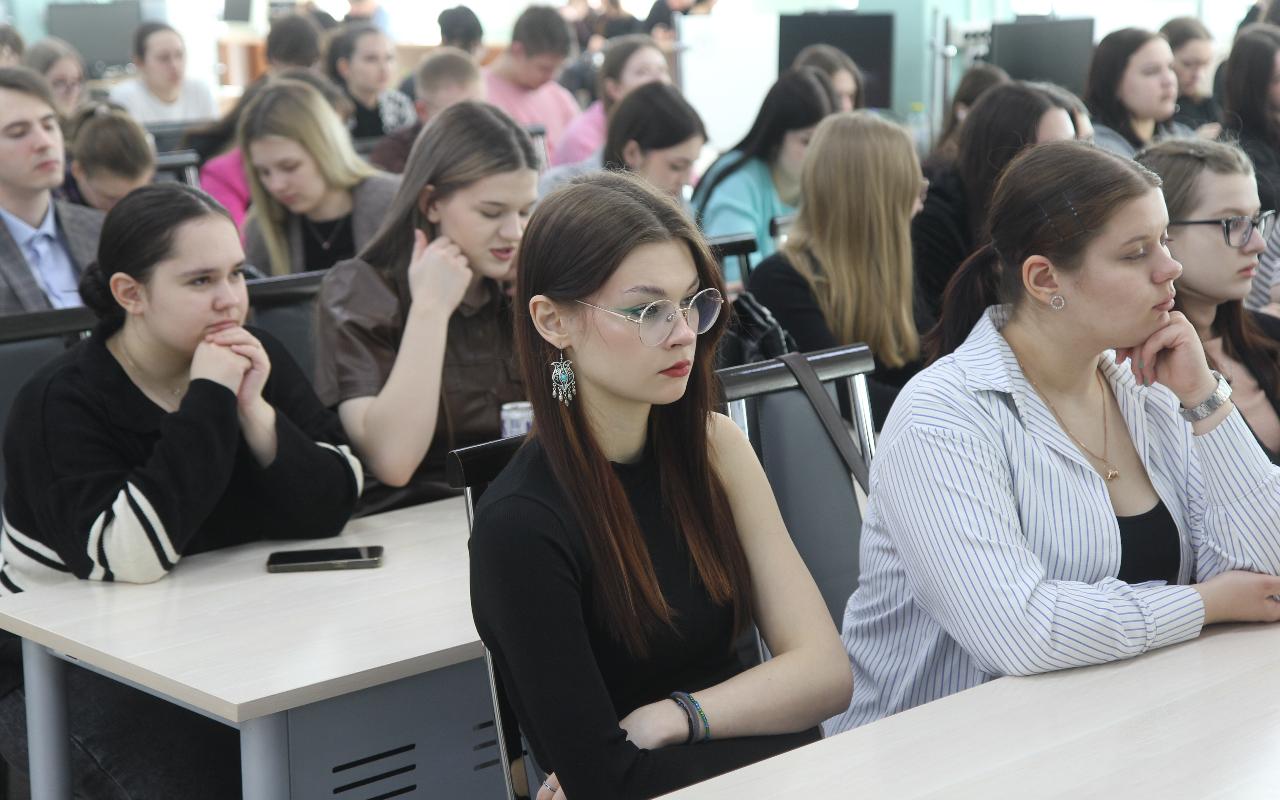 ФОТО к новости: «Не будьте равнодушными!»: в НГПУ прошла встреча с бойцом отряда спецназа «Вега» - участником СВО 