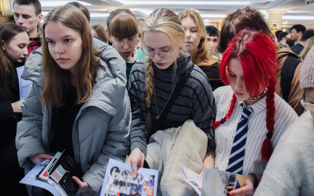 ФОТО к новости: День открытых дверей вузов Новосибирской области: НГПУ — в центре внимания абитуриентов