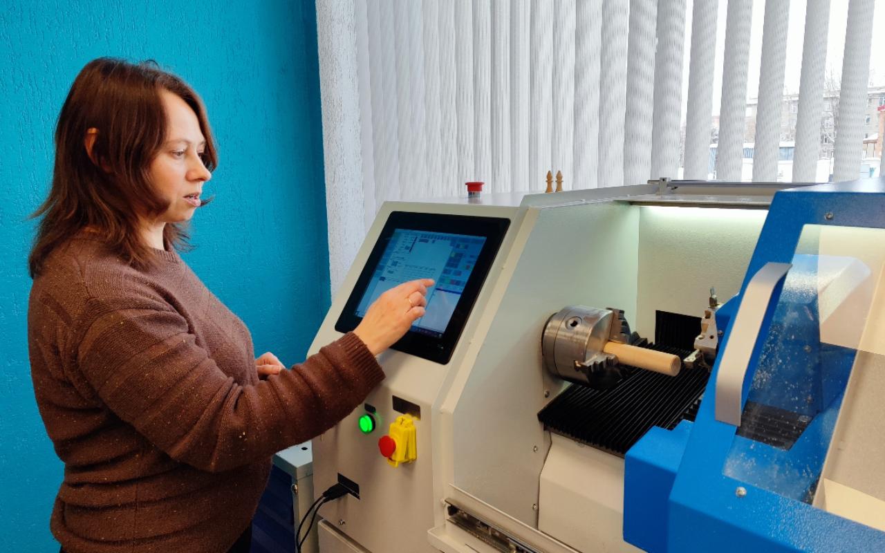 ФОТО к новости: Уроки труда XXI века: в НГПУ создано современное технологическое пространство для педагогов