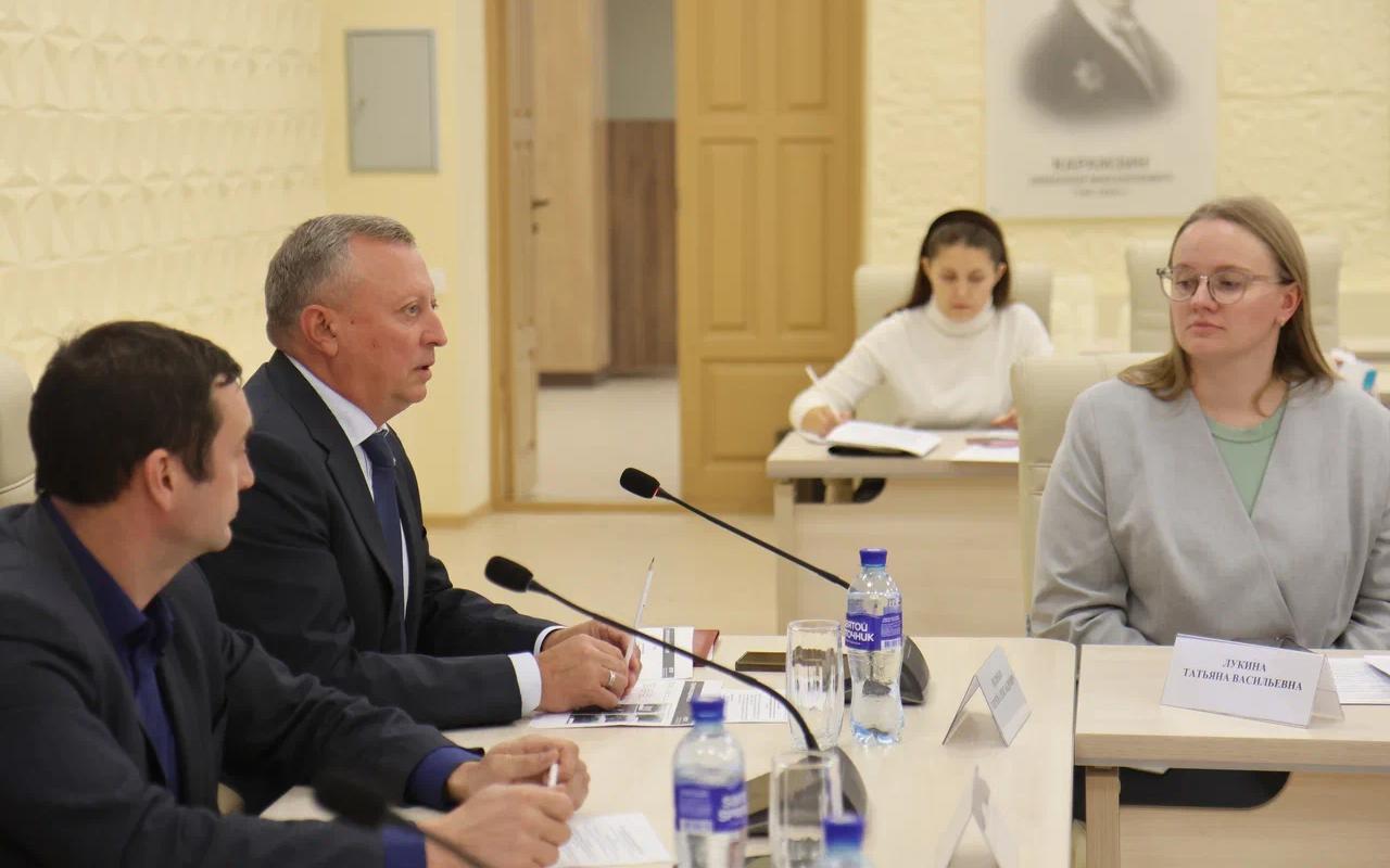ФОТО к новости: Федеральный инспектор Николай Буймов: «НГПУ – это флагманское учебное заведение для подготовки специалистов по воспитательной работе»