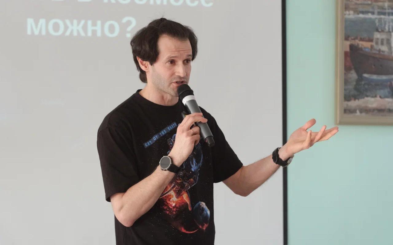 «Чем меньше мифов, тем лучше качество жизни»: в НГПУ рассеяли заблуждения о космосе 