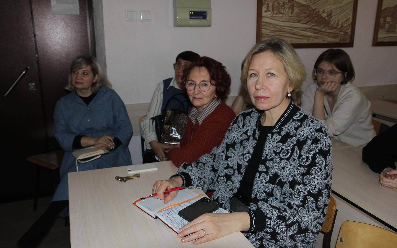 ФОТО к новости: Бронзовый век открывает тайны студентам НГПУ: академик Вячеслав Молодин подвел итоги археологического сезона