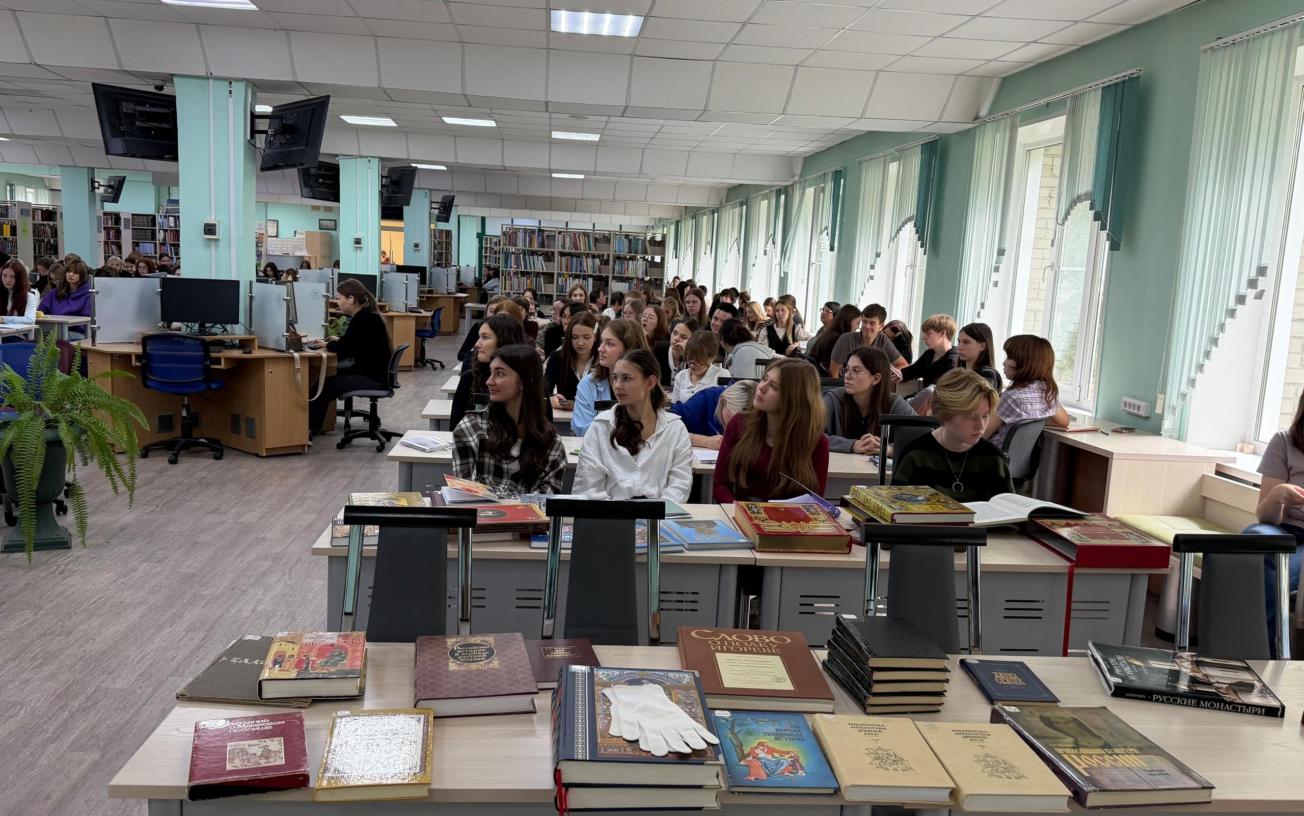 ФОТО к новости: «Древняя Русь: история и культура»: познавательная беседа раскрыла книжные сокровища библиотеки