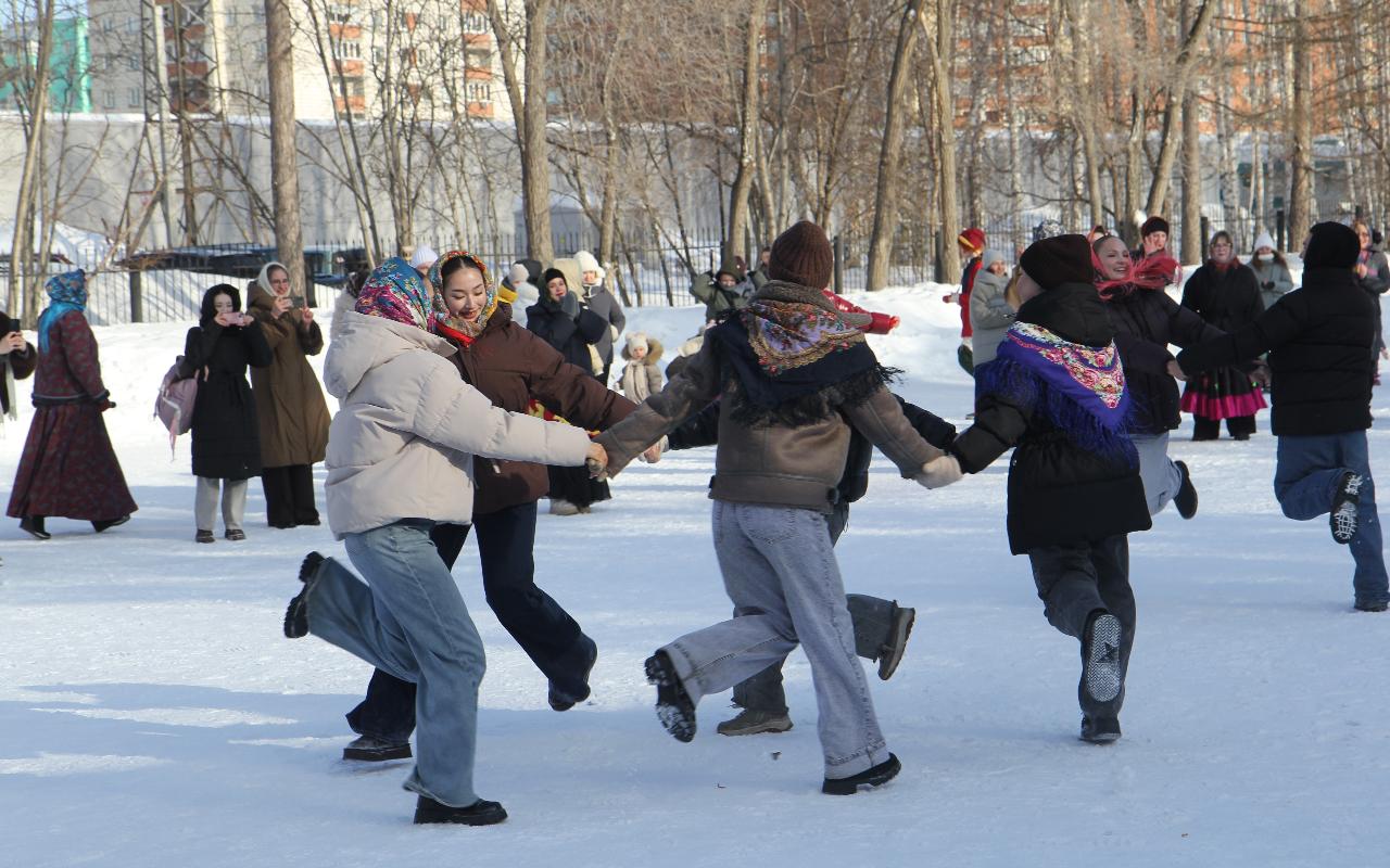 ФОТО к новости: Праздничный поезд и хороводы: в НГПУ встретили Масленицу