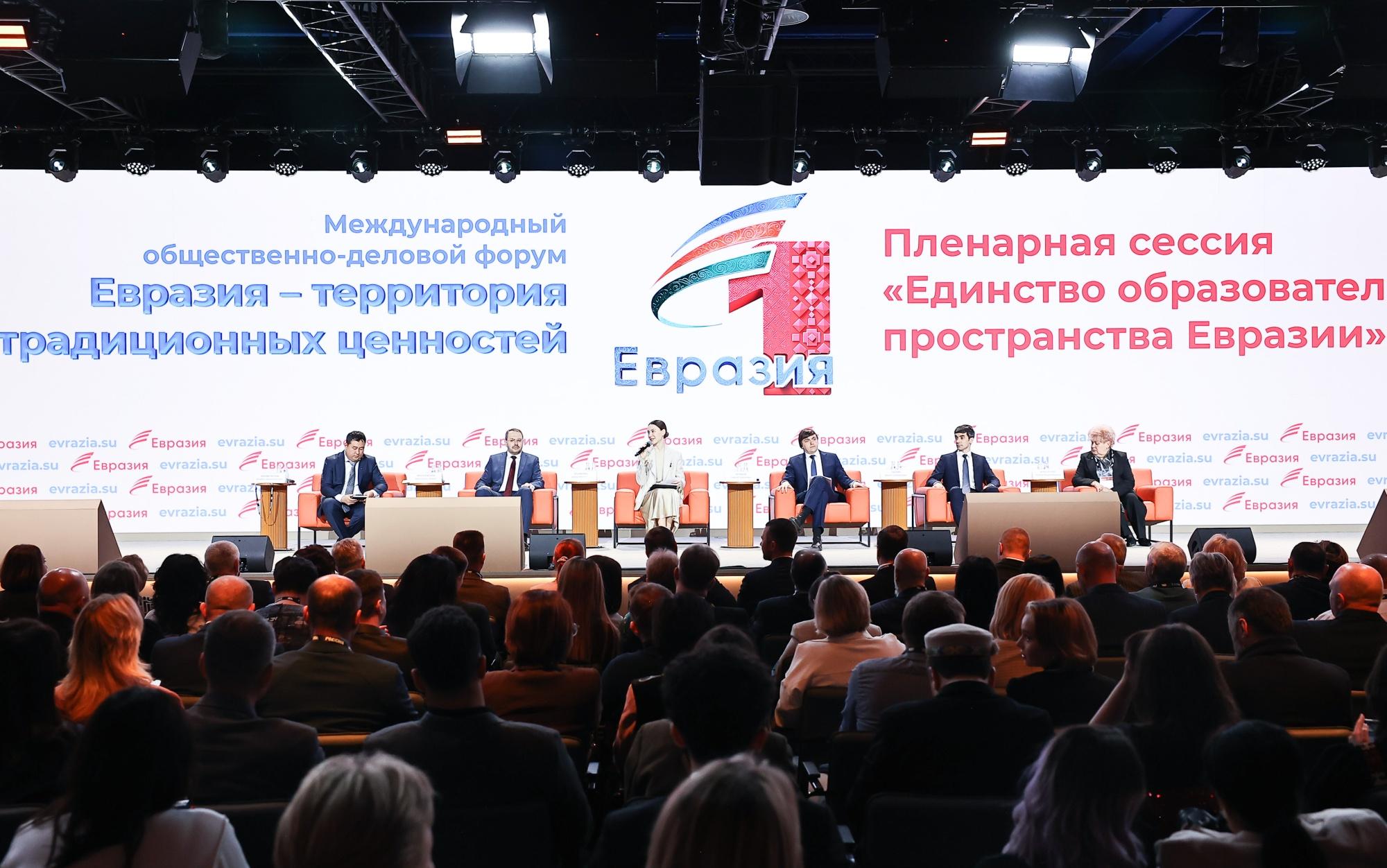 ФОТО к новости: Сергей Кравцов: «РФ вернула все лучшее, что было в советской системе образования»