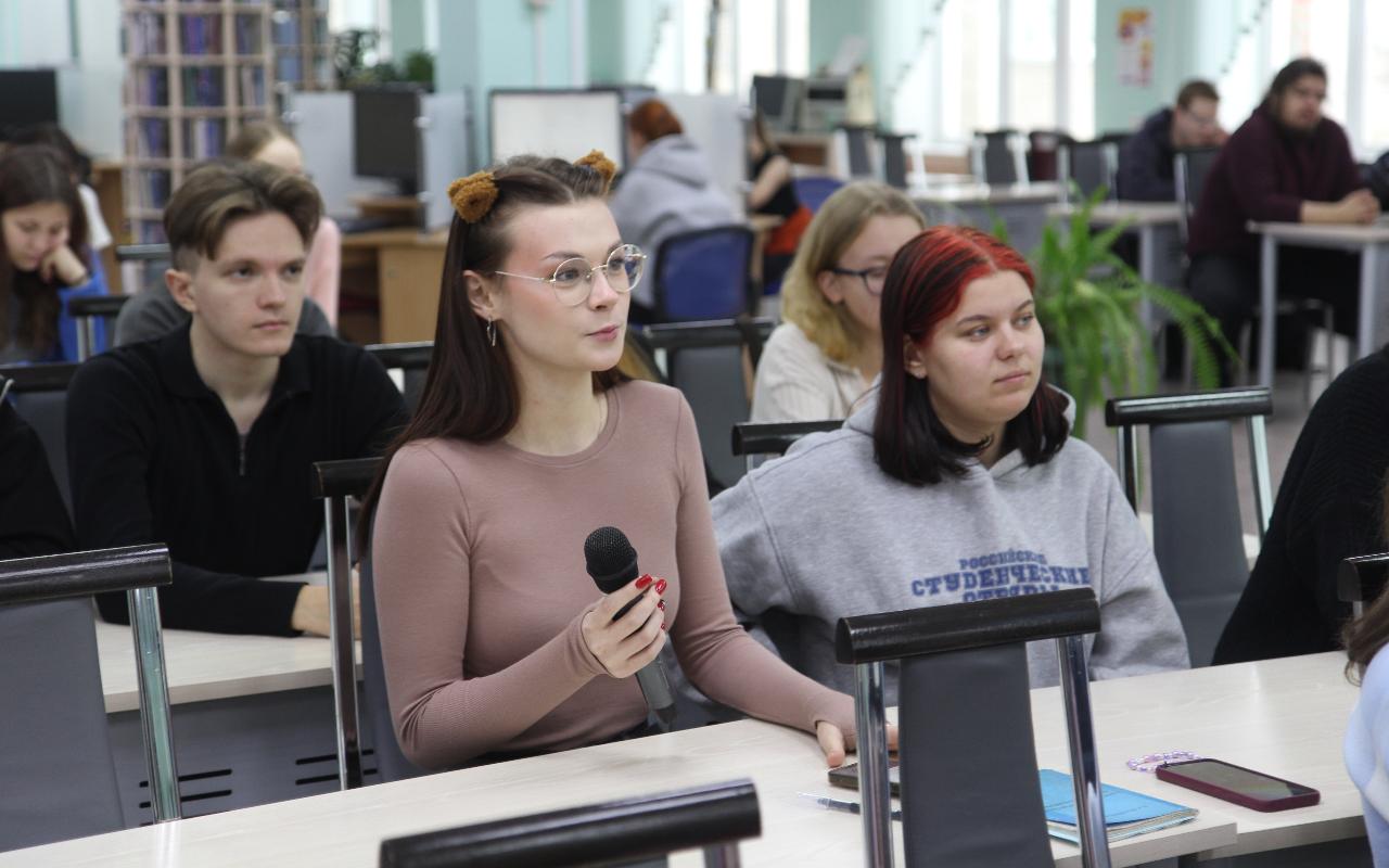 ФОТО к новости: Жизнь во славу Родины: бойцы ОМОНа провели со студентами НГПУ «Разговор о важном»