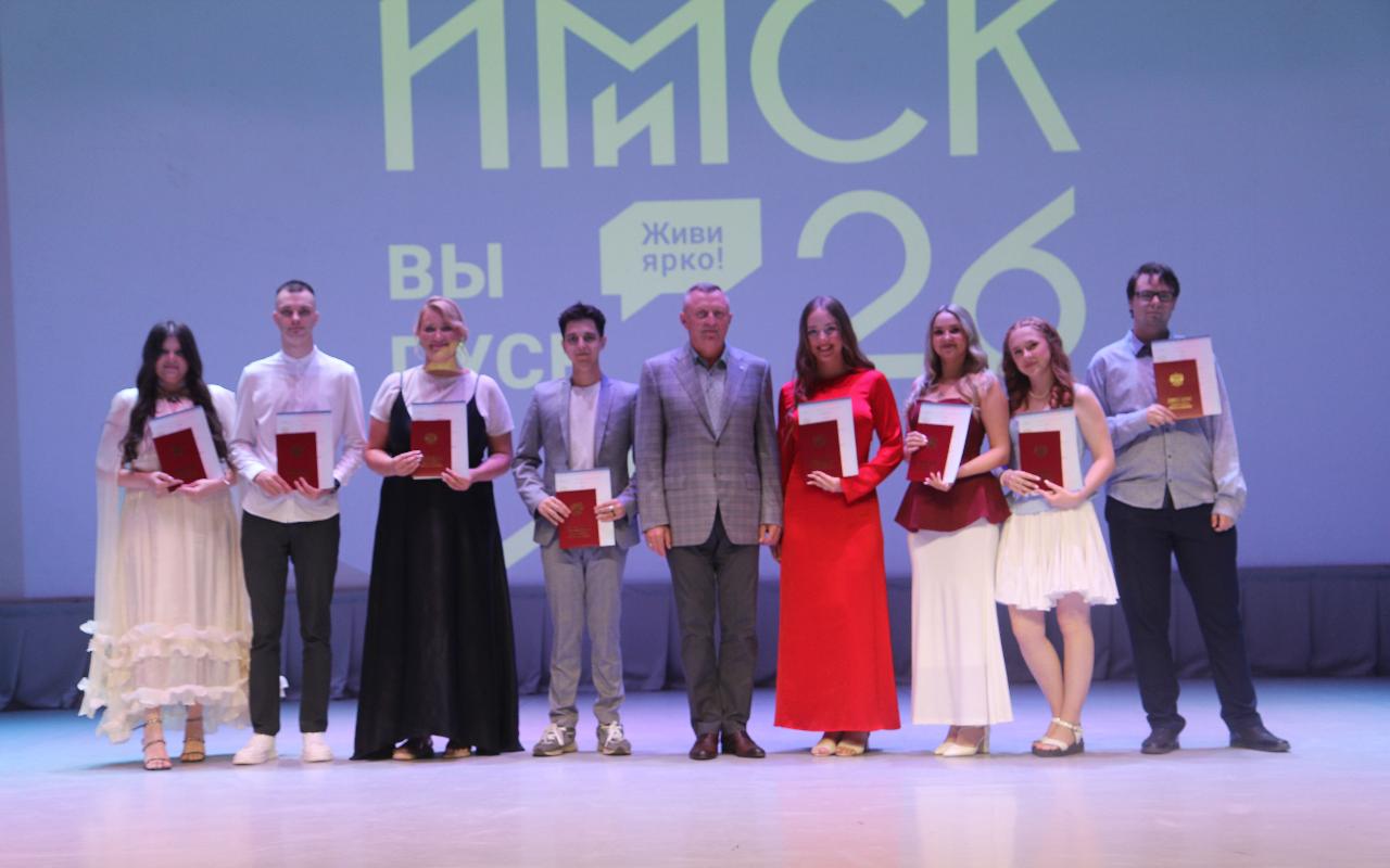 ФОТО к новости: «Диплом – это ключ в ваших руках»: выпускники ИМиСК НГПУ получили документы о получении высшего образования