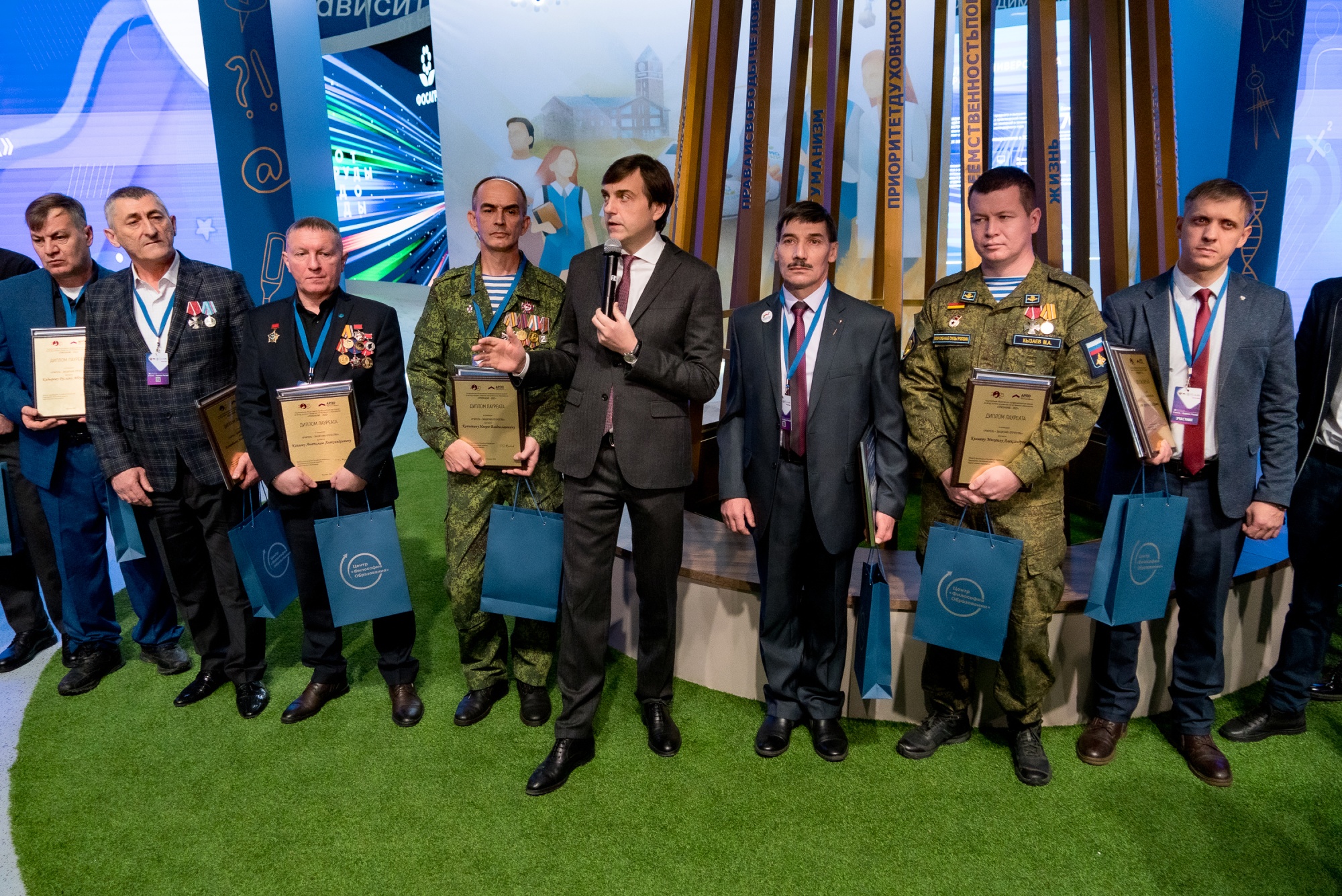 ФОТО к новости: Сергей Кравцов наградил учителей – участников специальной военной операции