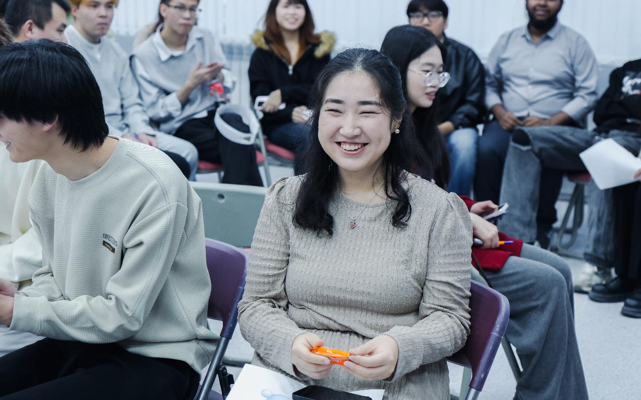 ФОТО к новости: Новый год без границ: как иностранные студенты ИФиМ НГПУ знакомились с русскими традициями