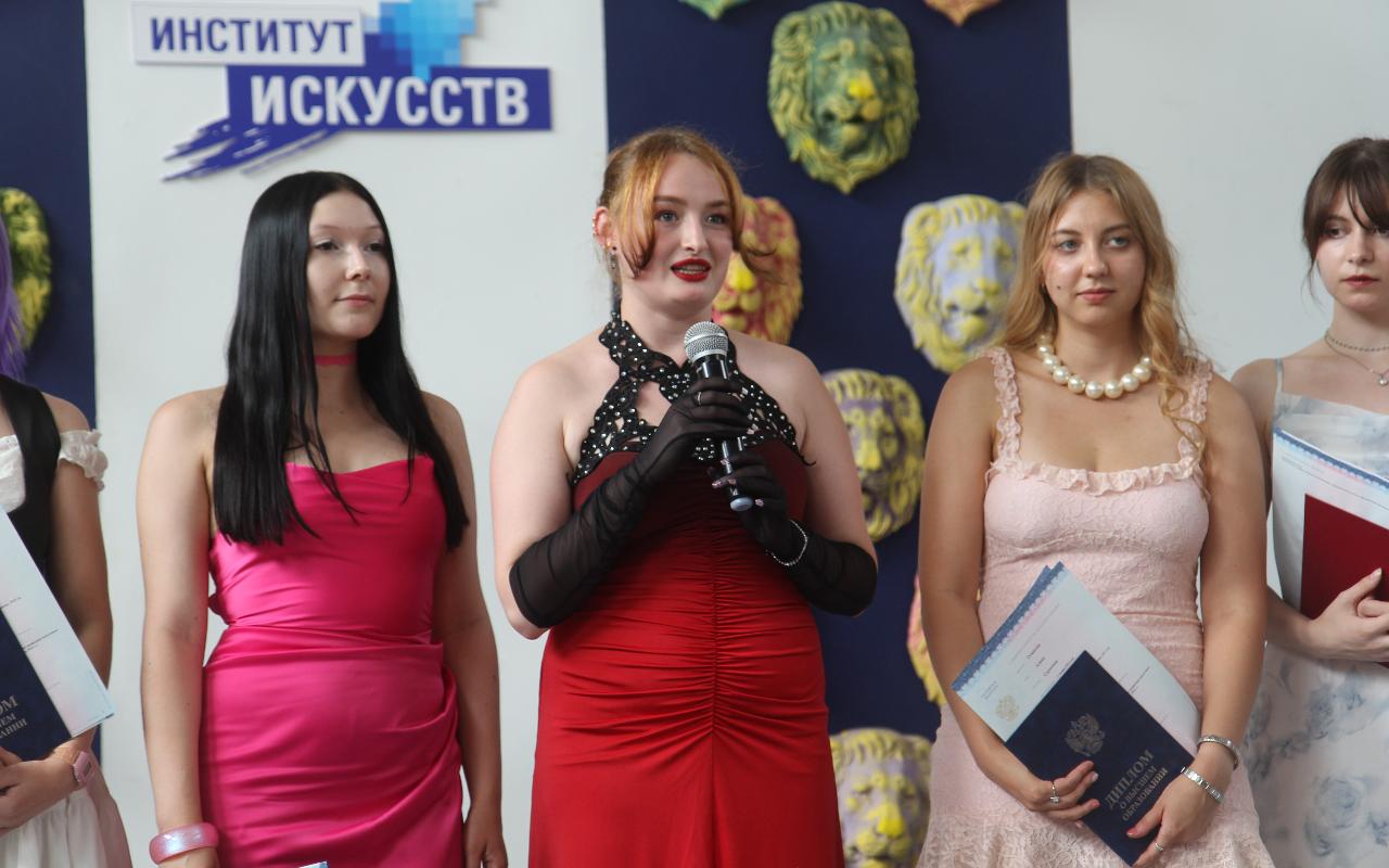 ФОТО к новости: 35 дипломов с отличием: выпускники Института искусств получили документы о высшем образовании