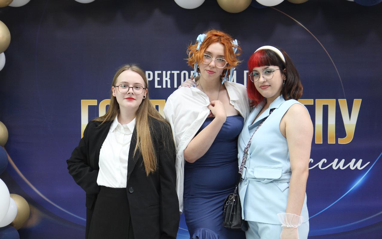 ФОТО к новости: Золотой фонд России: выпускники факультета иностранных языков НГПУ получили дипломы