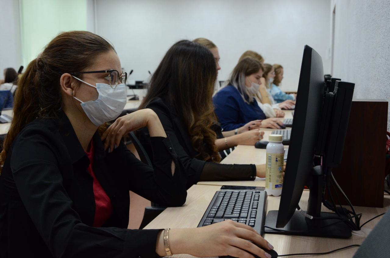 ФОТО к новости: Студенты НГПУ следят за прозрачностью ЕГЭ