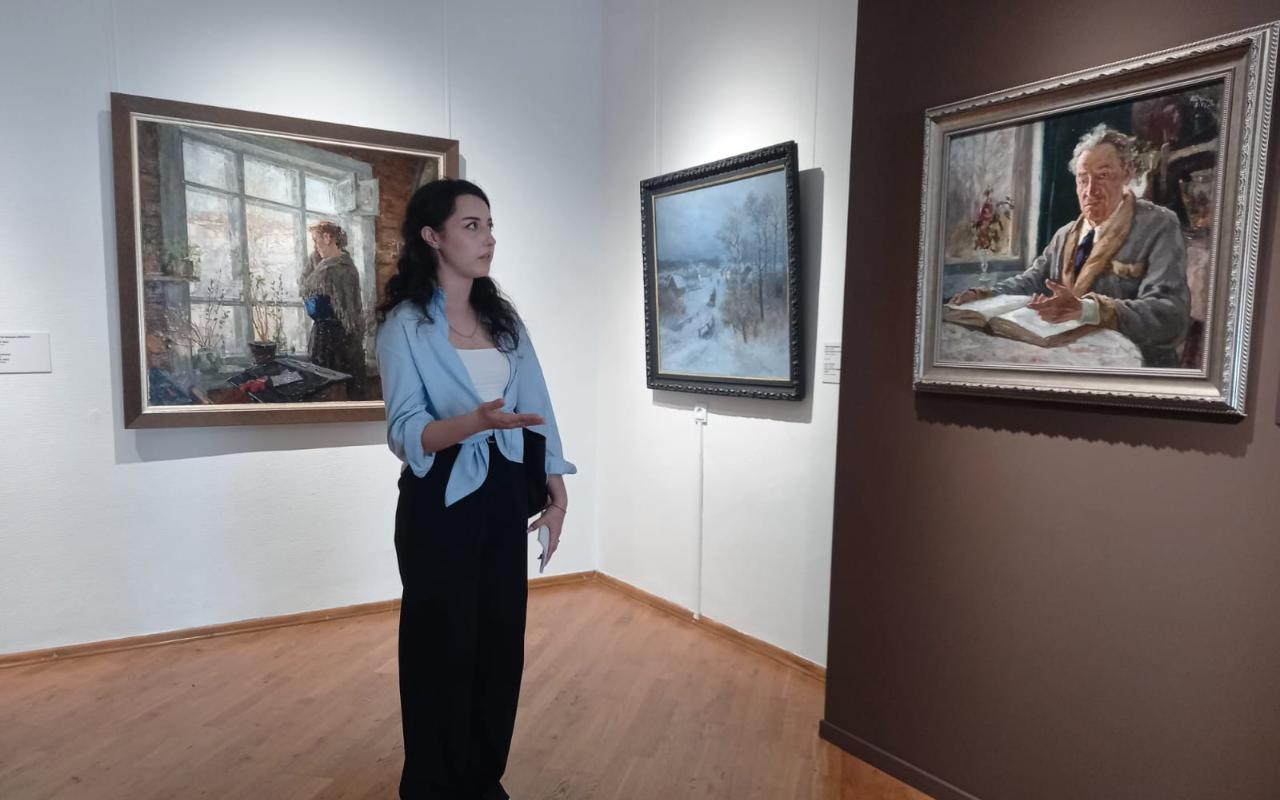 ФОТО к новости: Экзамен среди шедевров: студенты ИКиМП НГПУ сдавали дисциплину «Мировая художественная культура» в залах музея