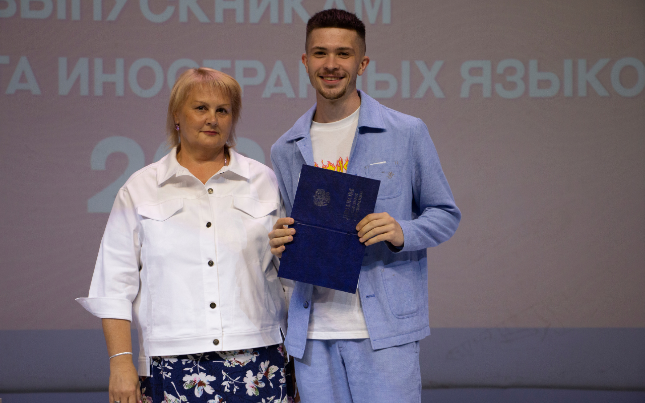 ФОТО к новости: Начало большого пути: в НГПУ вручены дипломы выпускникам факультета иностранных языков