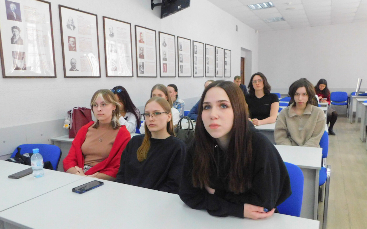 ФОТО к новости: Опыт работы за границей: студенты НГПУ познакомились с международным университетом во Вьетнаме
