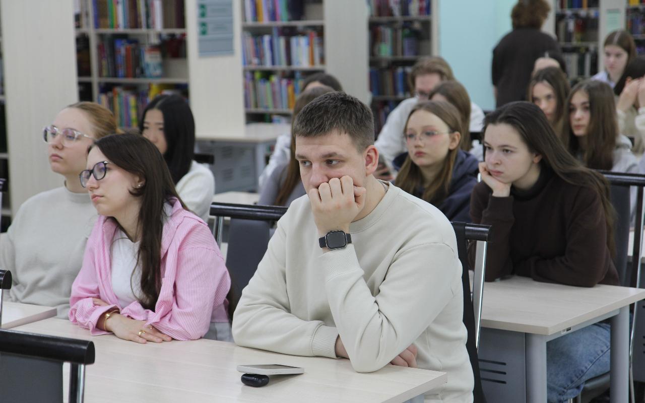 ФОТО к новости: «Если Родина выбрала тебя, ты не можешь ее подвести»: студенты НГПУ встретились с потомственным военным – участником СВО