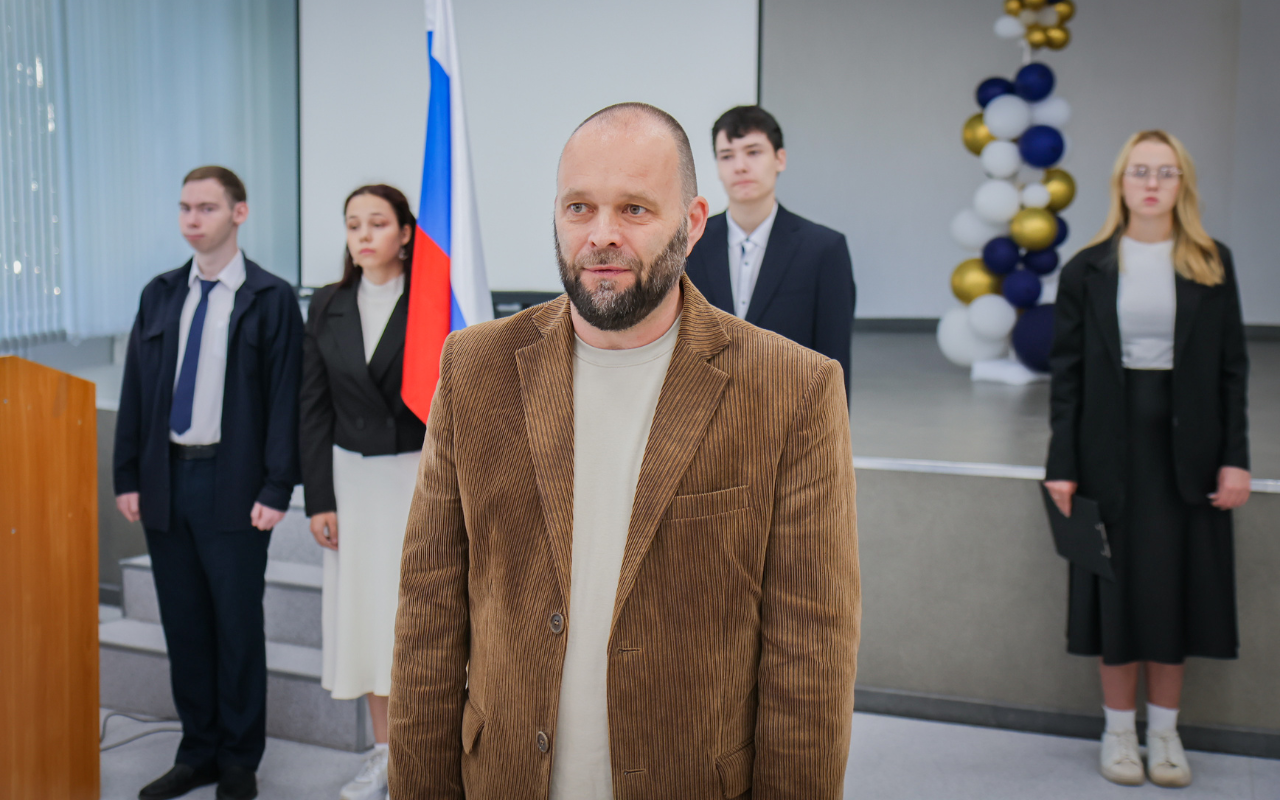 ФОТО к новости: Под флагом России: студенты-журналисты НГПУ продолжают традицию