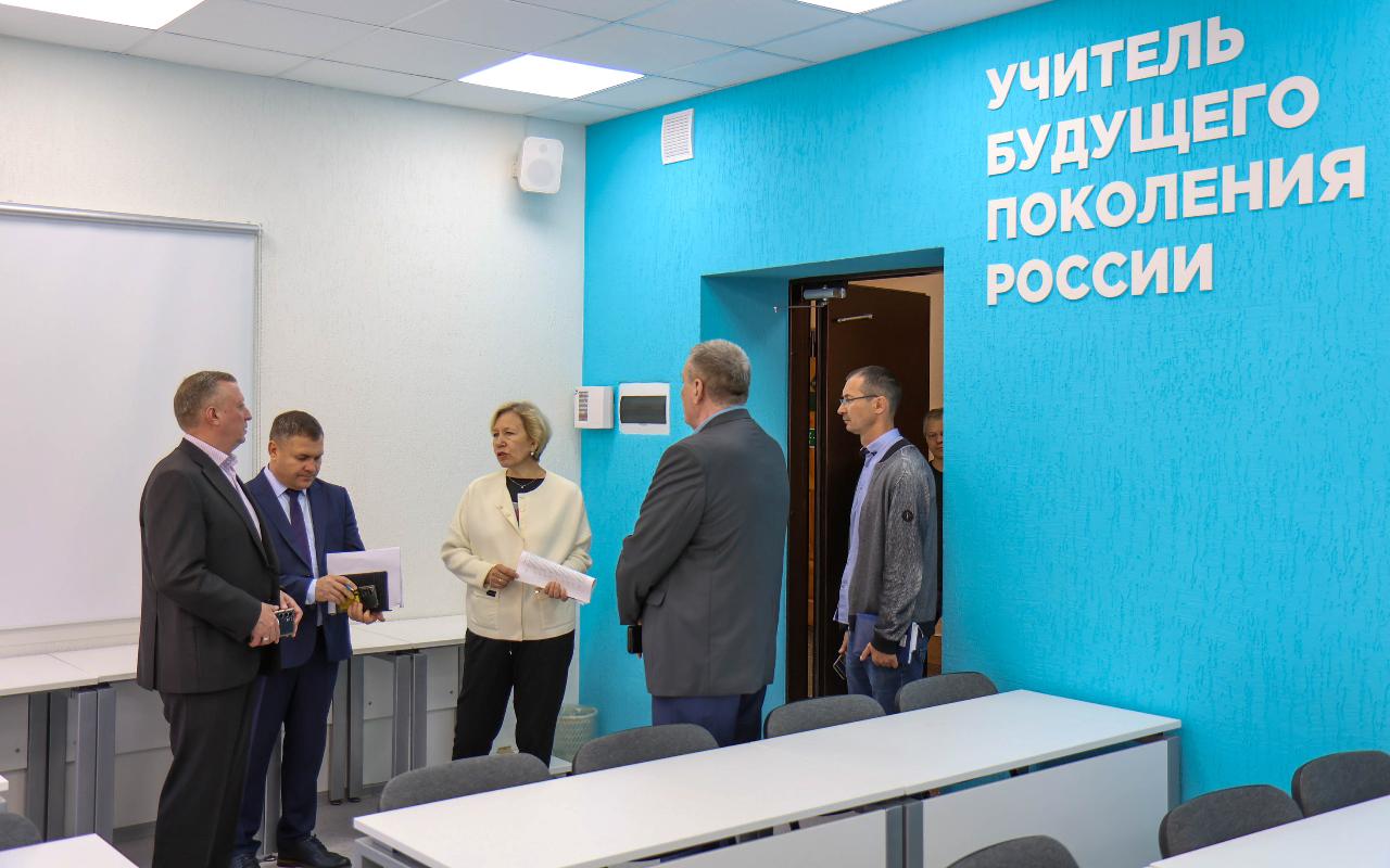 ФОТО к новости: В школе каждый день не похож на предыдущий: и. о. ректора НГПУ Сергей Нелюбов пообщался с будущими историками