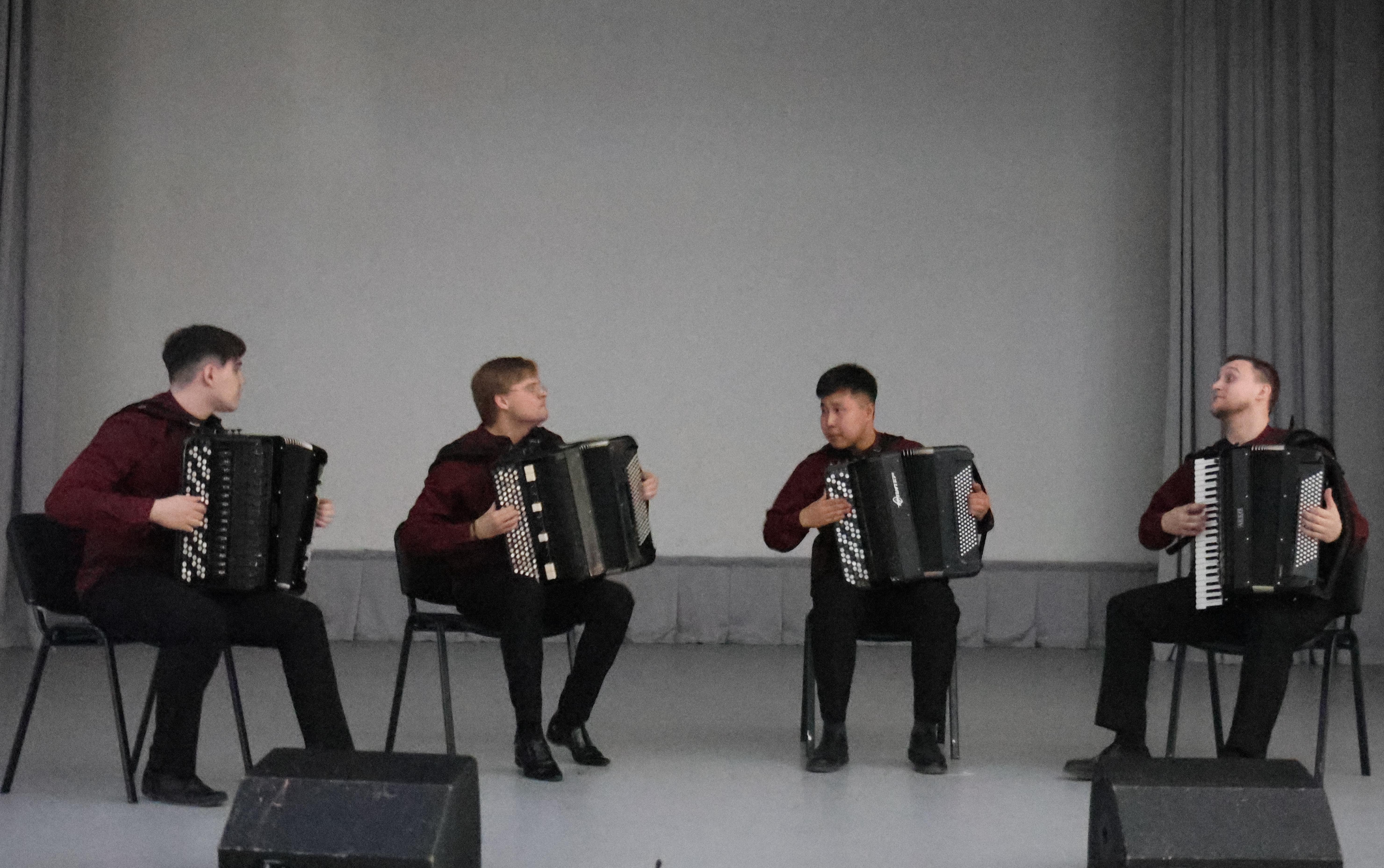 ФОТО к новости: Свет в темноте: концерт «Наследники Великой Победы» в НГПУ