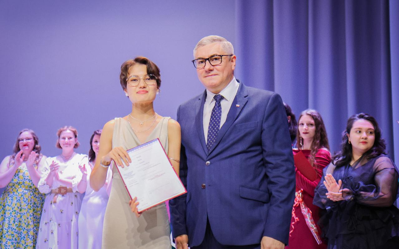 ФОТО к новости: «Вы — будущее России»: в НГПУ состоялось вручение дипломов выпускникам Института истории, гуманитарного и социального образования