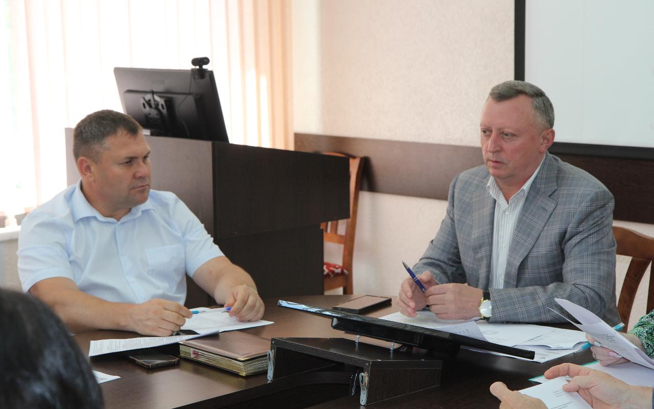 ФОТО к новости: И.о. ректора НГПУ Сергей Нелюбов: «Горячая линия – актуальный механизм решения кадровых вопросов в педагогической сфере региона»