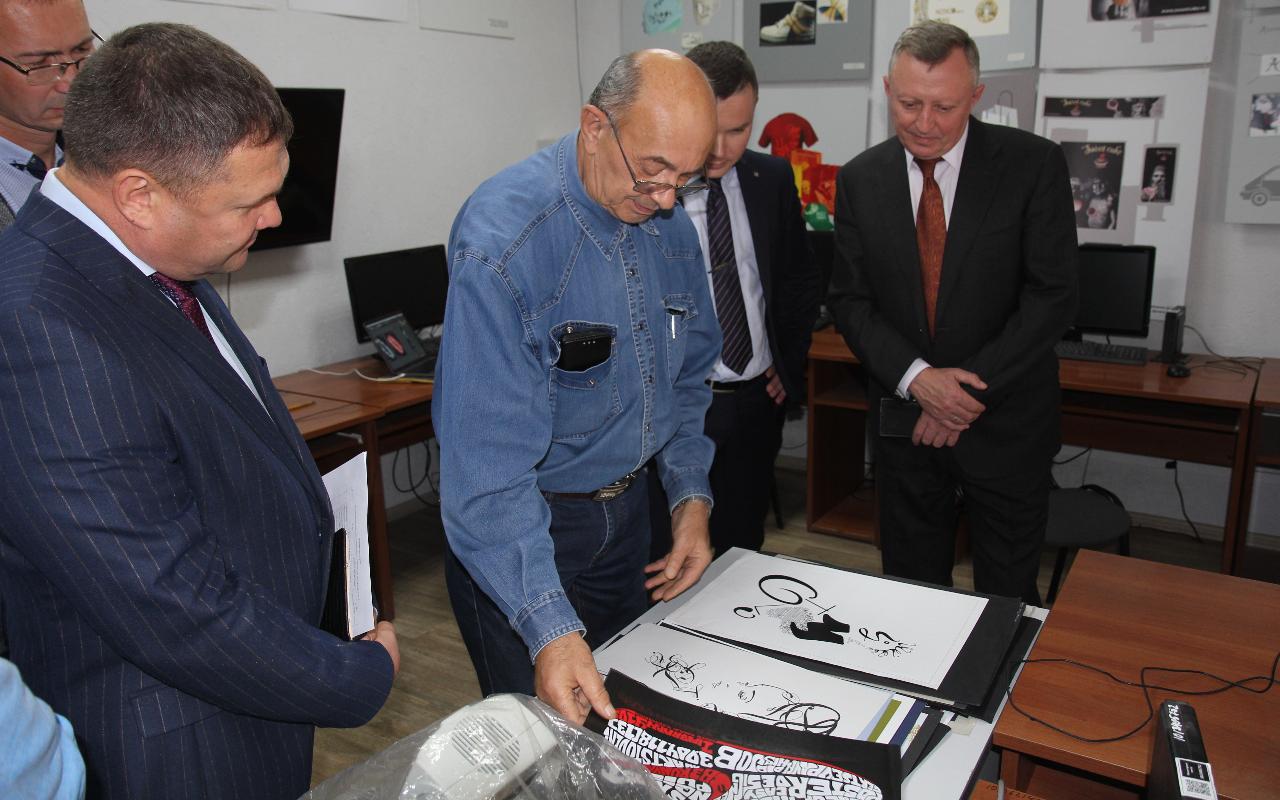 ФОТО к новости: Институт с богатыми традициями: и.о. ректора познакомился с работой ИИ НГПУ