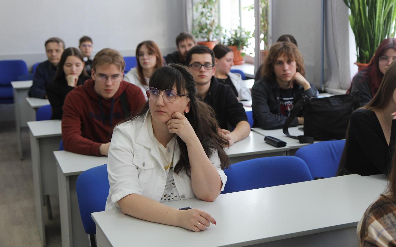 ФОТО к новости: «Не стойте на месте и двигайтесь к цели»: ветеран ФСБ встретился со студентами НГПУ