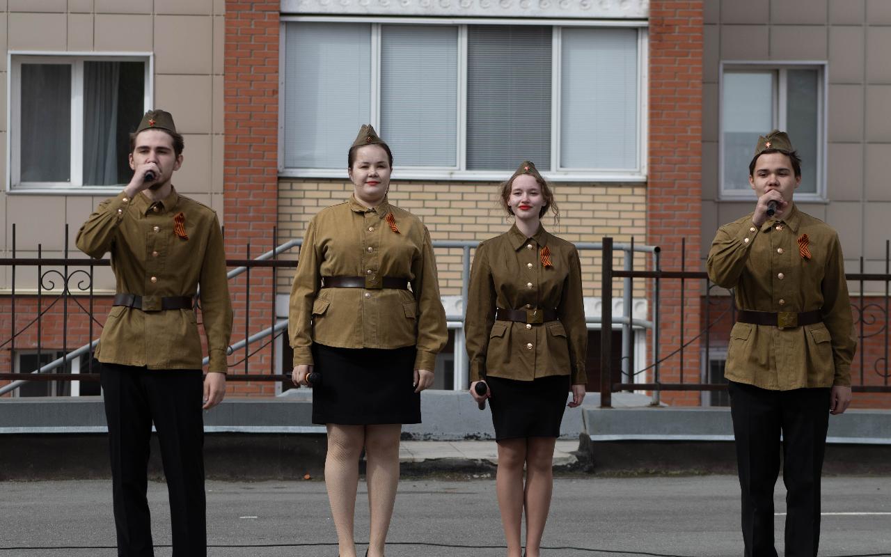 ФОТО к новости: «Наша задача — не только помнить, но и передавать»: студенты НГПУ присоединились к акции «Двор поёт „Катюшу“» 
