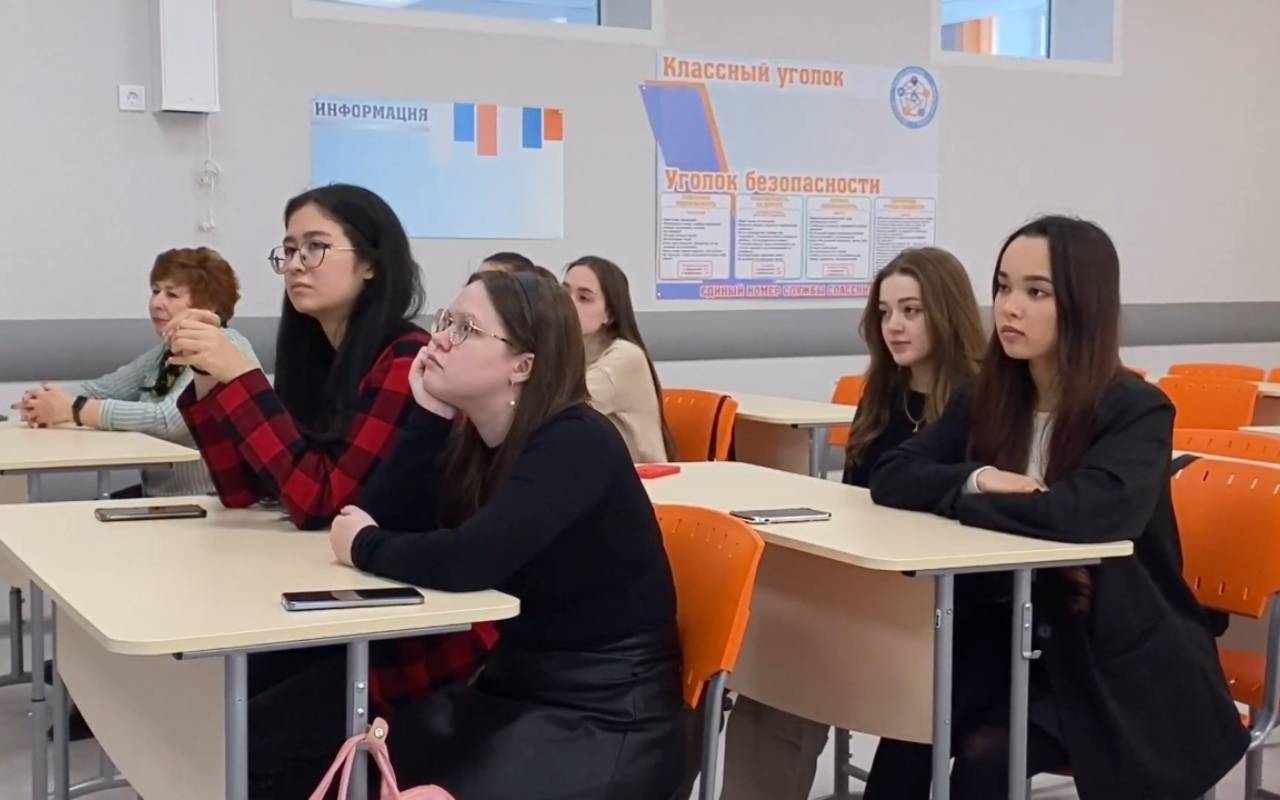 Новое поколение учителей: в НГПУ завершилась подготовка молодых педагогов для СОШ №221 