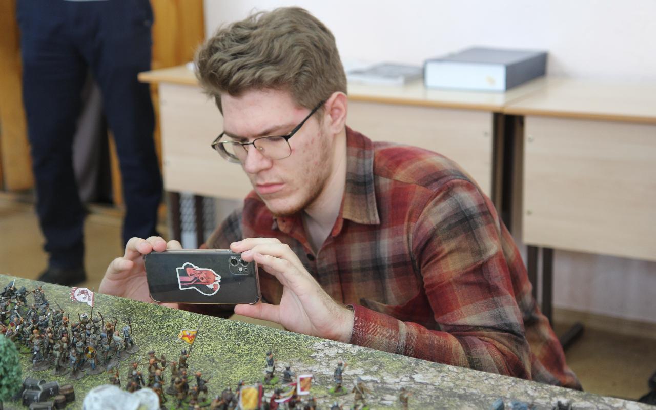 ФОТО к новости: Викинги, стрельцы, гусары: в НГПУ состоялась выставка военно-исторической миниатюры из коллекции выпускника ИИГСО