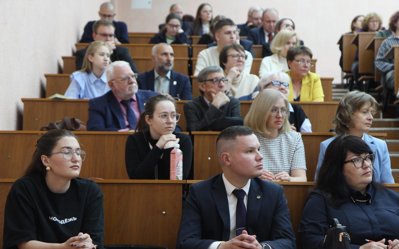 ФОТО к новости: Ключевая задача – улучшение условий работы: в НГПУ принят новый коллективный договор