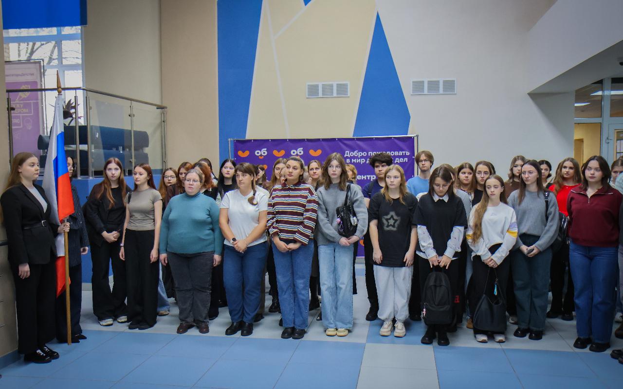 ФОТО к новости: В НГПУ состоялась торжественная церемония поднятия Государственного флага Российской Федерации