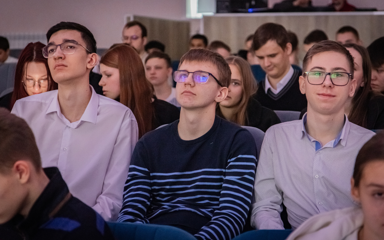 ФОТО к новости: Профориентация через практику и вдохновение: НГПУ провёл выездное мероприятие для школьников Новосибирского района