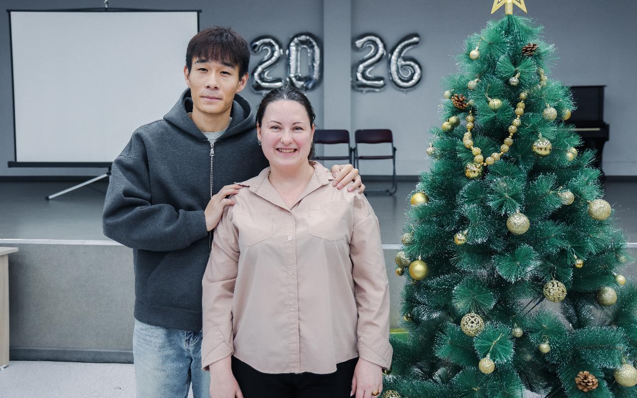 ФОТО к новости: Новый год без границ: как иностранные студенты ИФиМ НГПУ знакомились с русскими традициями