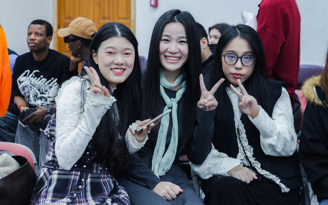 ФОТО к новости: Новый год без границ: как иностранные студенты ИФиМ НГПУ знакомились с русскими традициями