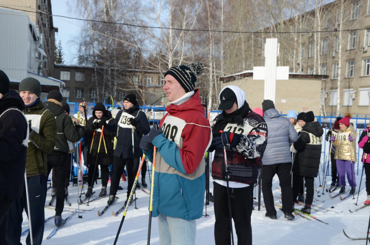 ФОТО к новости: Рассекая снег: в НГПУ прошла традиционная лыжная гонка