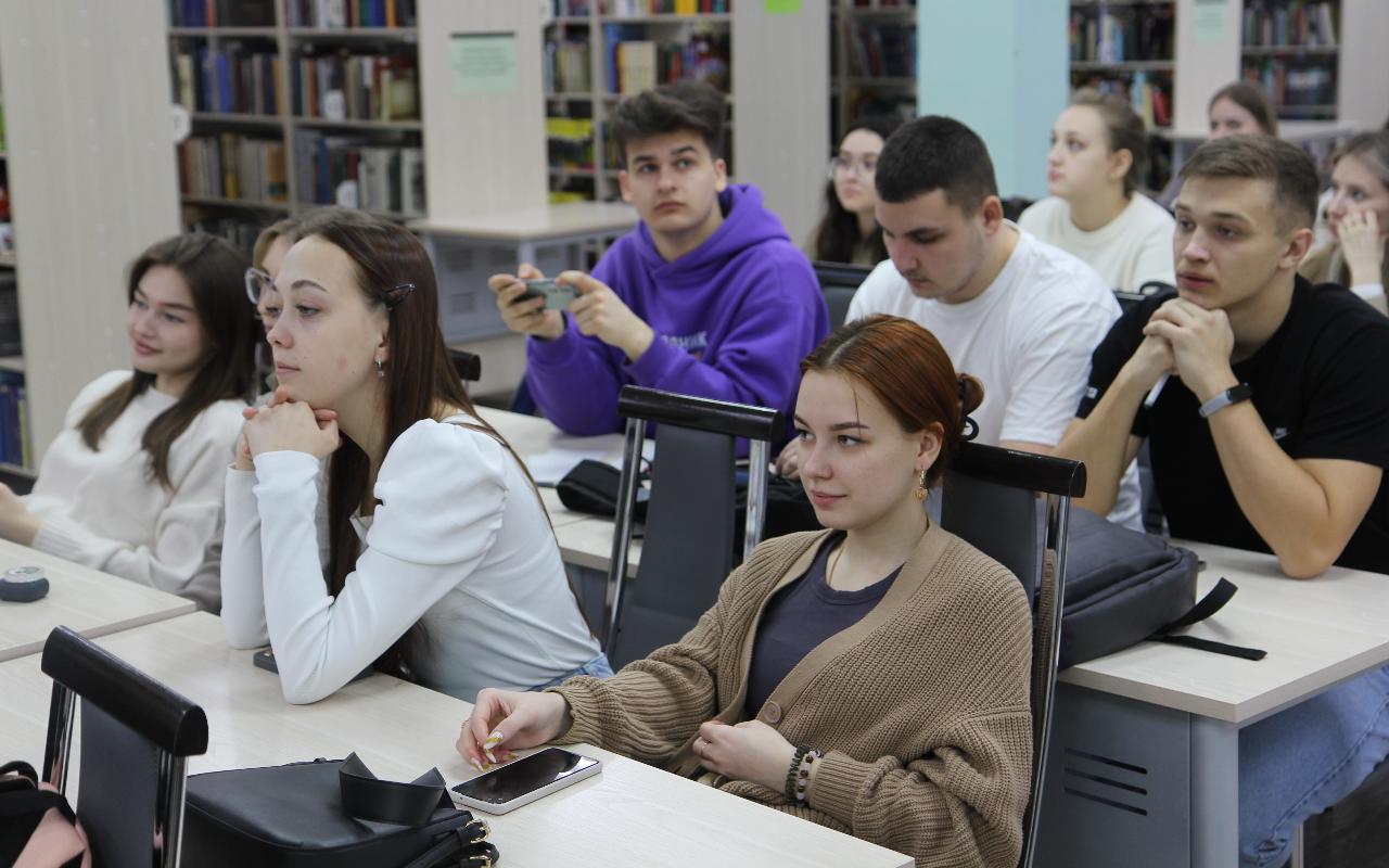 ФОТО к новости: Знать всё про буллинг и уметь ему противостоять: студенты из ЛНР приняли участие в работе дискуссионной площадки в НГПУ