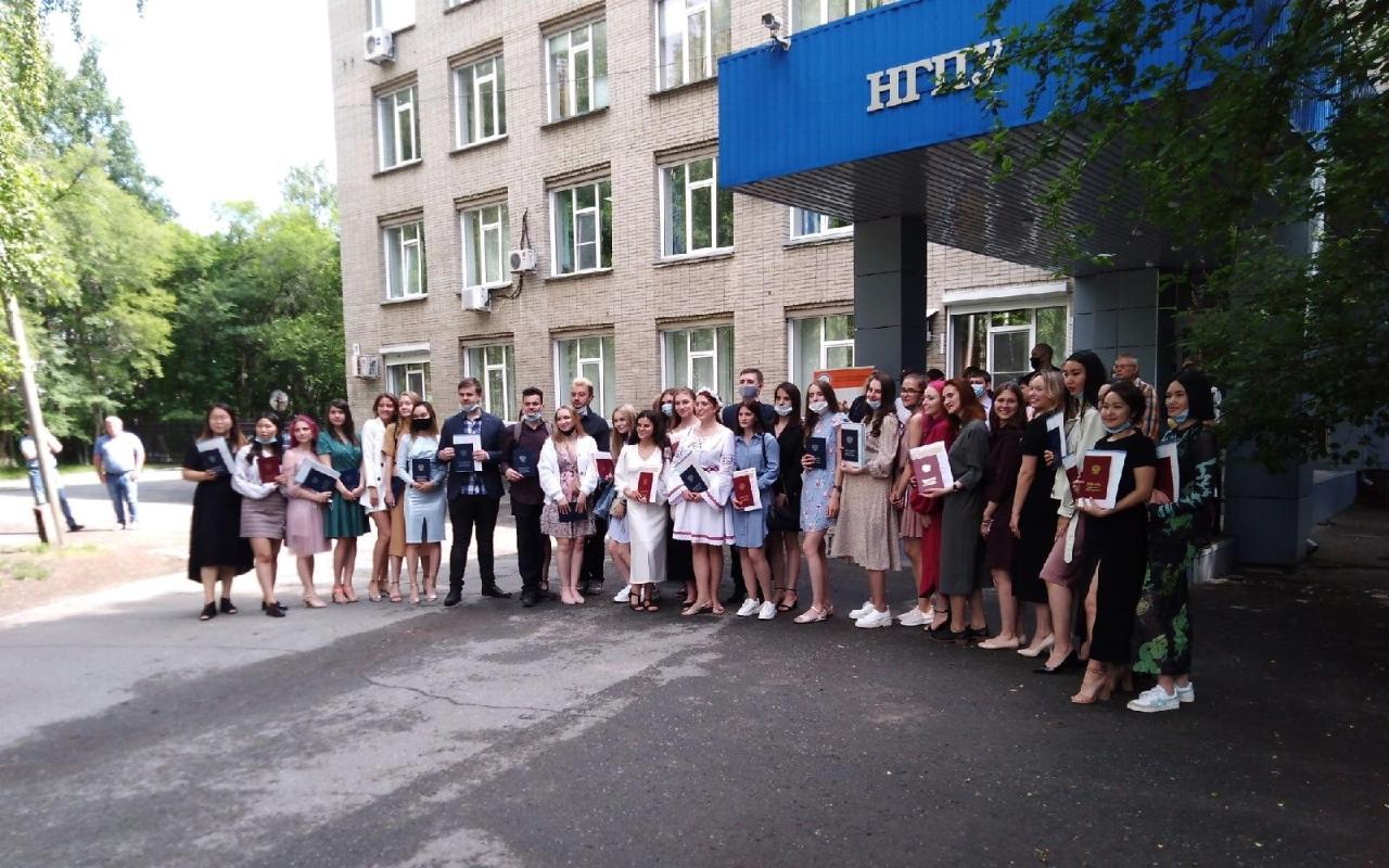 ФОТО к новости: Выпускники НГПУ получают дипломы