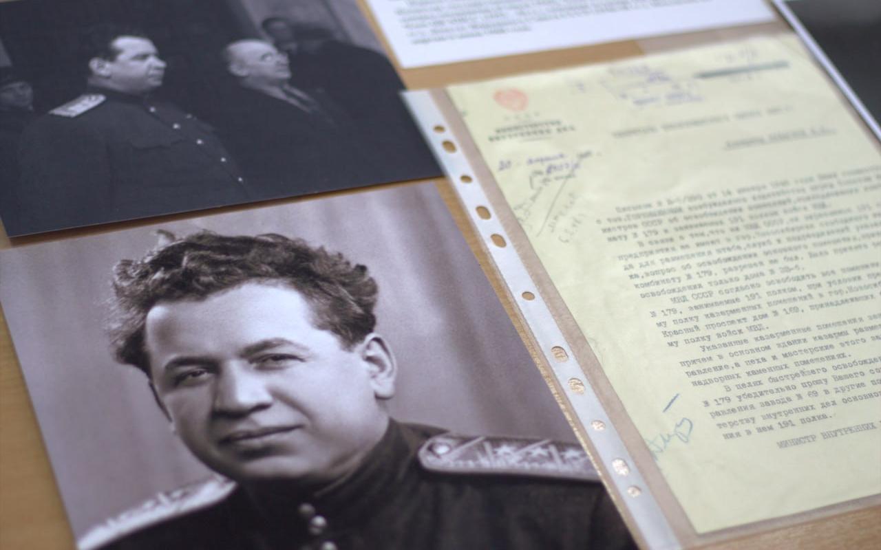 ФОТО к новости: В НГПУ открылась выставка «Маршалы Победы»