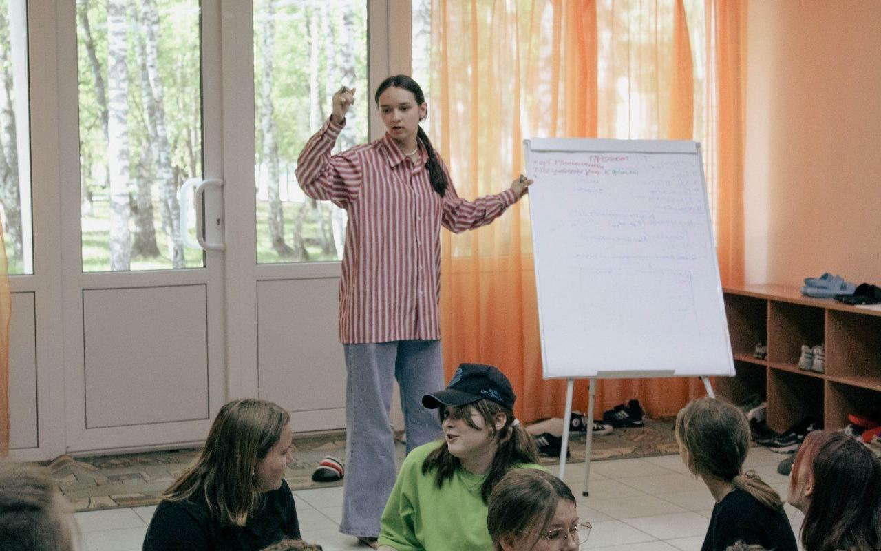 ФОТО к новости: Cоциальные проектировщики: студенты и сотрудники НГПУ провели курс для пионеров детского лагеря